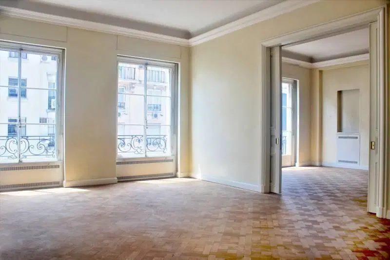 RESERVADO. Residencia señorial en Av. Alvear con 2 suites y dependencia 2