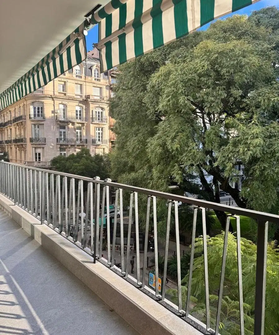 ALQUILER CON VISTA A PLAZA VICENTE LÓPEZ. 3 dorm, terraza y cochera en Recoleta 3