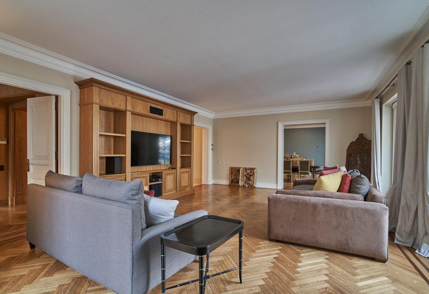 Foto de Señorial piso en Recoleta con vista a Plaza Carlos Pellegrini, imagen 1