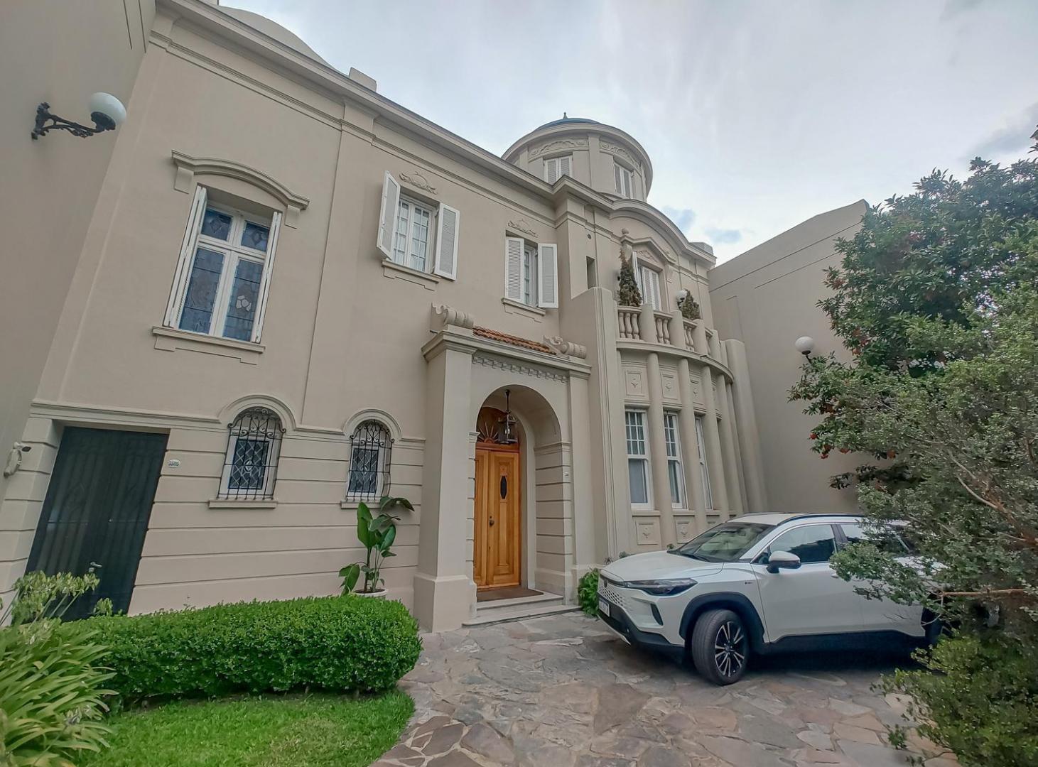 Foto de Imponente casa con el mejor jardín de Belgrano R, imagen 1