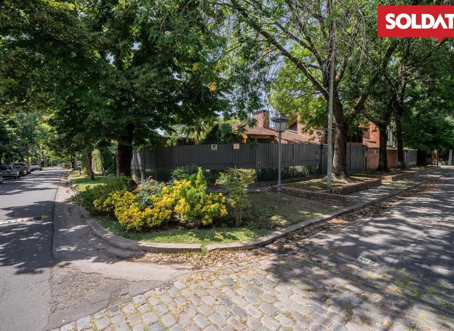 Casa en venta de 5 dormitorios con gran parque en Lomas de San Isidro - Lista para entrar 2