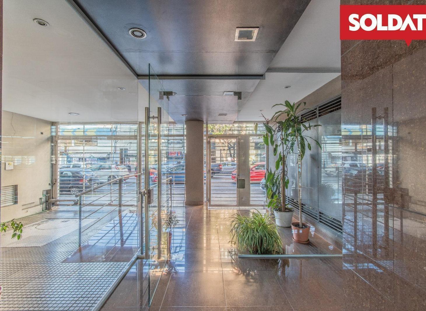 Venta Monoambiente con vestidor muy luminoso. Contrafrente balcón vista abierta. Apto crédito