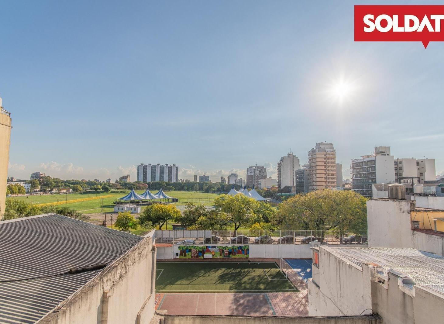 Venta Monoambiente con vestidor muy luminoso. Contrafrente balcón vista abierta. Apto crédito