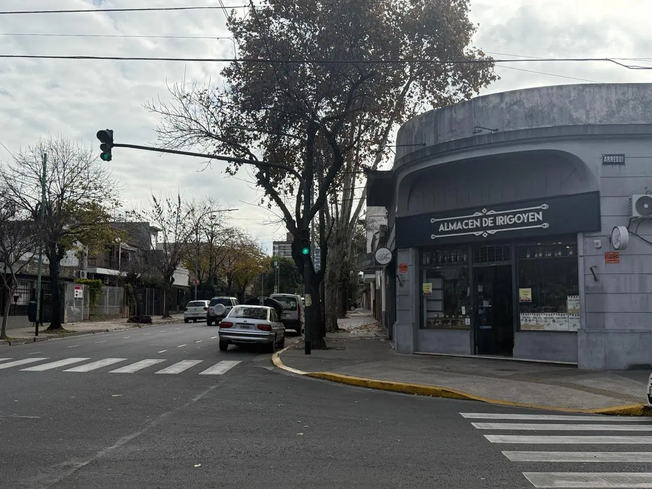 ALQUILER : Local Comercial en Esquina Sobre calle Irigoyen. Gran Visibilidad y ubicación 2