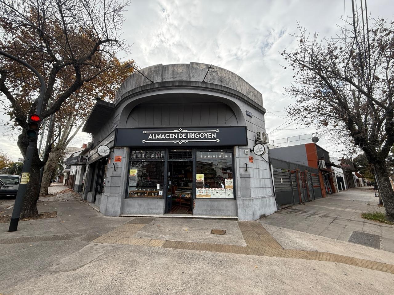 ALQUILER : Local Comercial en Esquina Sobre calle Irigoyen. Gran Visibilidad y ubicación