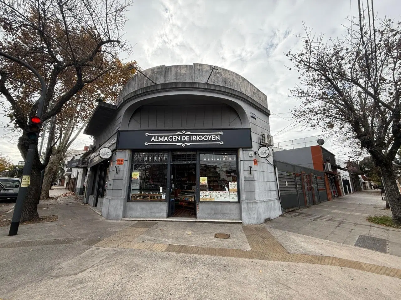 ALQUILER : Local Comercial en Esquina Sobre calle Irigoyen. Gran Visibilidad y ubicación 1