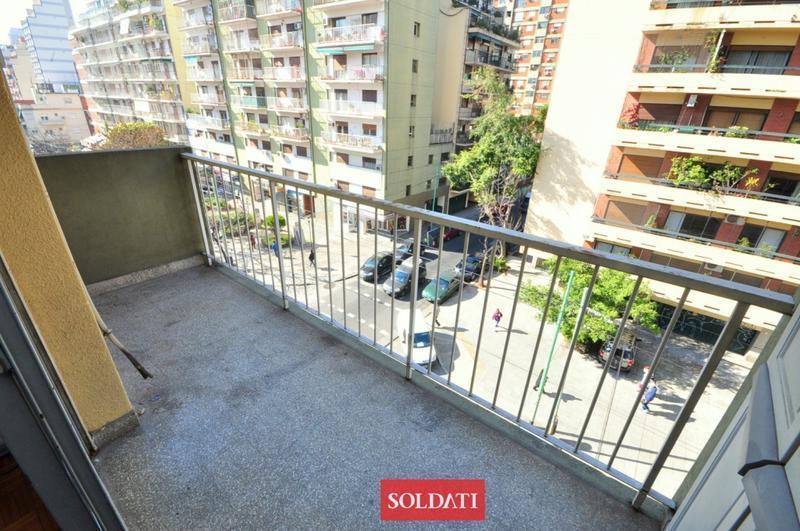 Alquiler 2 ambientes con balcón losa radiante excelente luz recién pintado