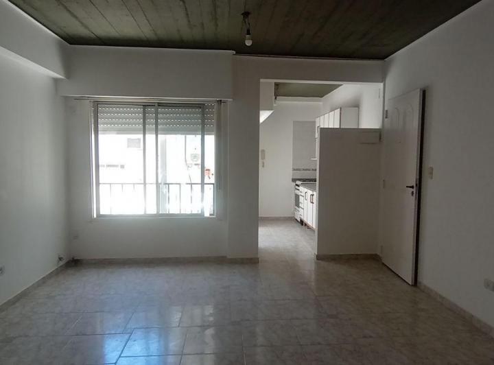 Departamento ALQUILER dos ambientes, TERRAZA Y COCHERA metros del subte A / Flores 3