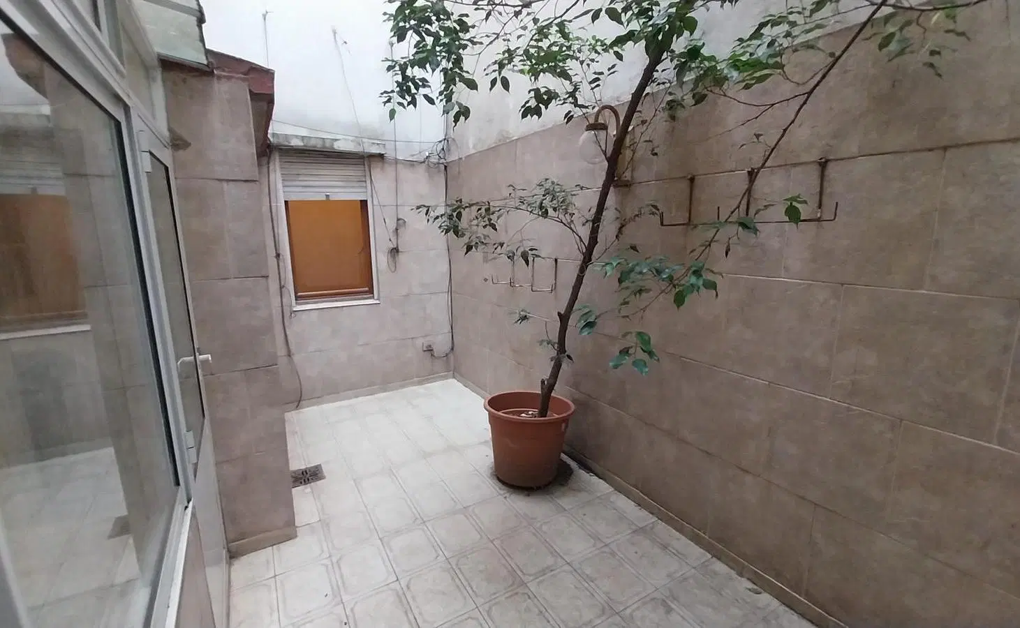 Departamento 3 ambientes frente. Planta baja. 3