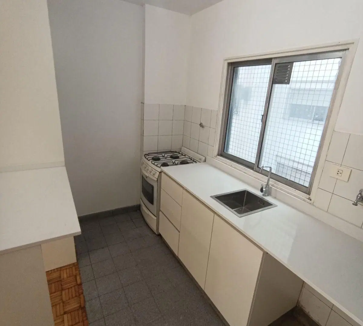 Departamento monomabiente en alquiler contrafrente balcon Flores Sur 5