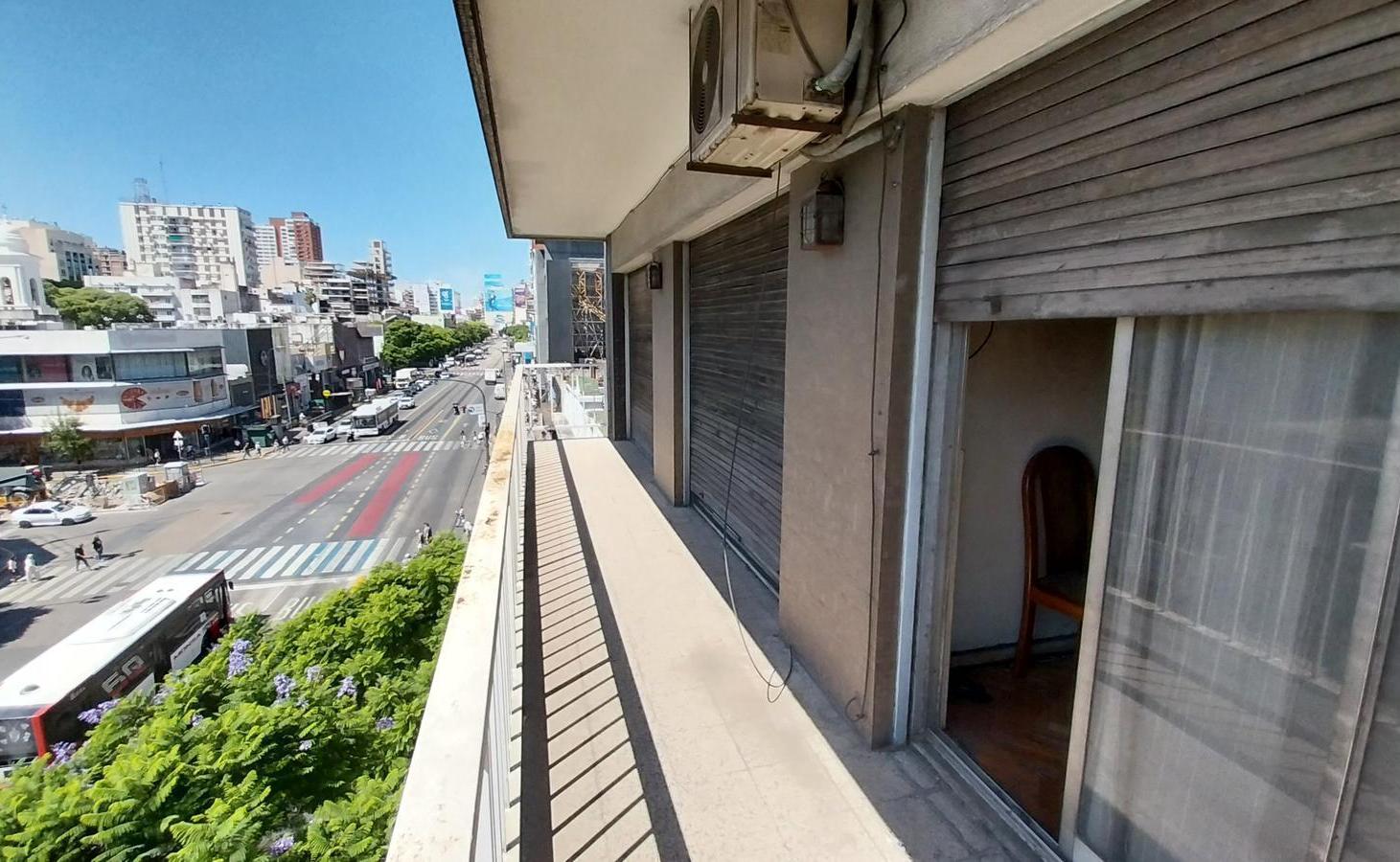 Departamento en venta en Cabildo 2134 al frente balcon corrido A RECICLAR