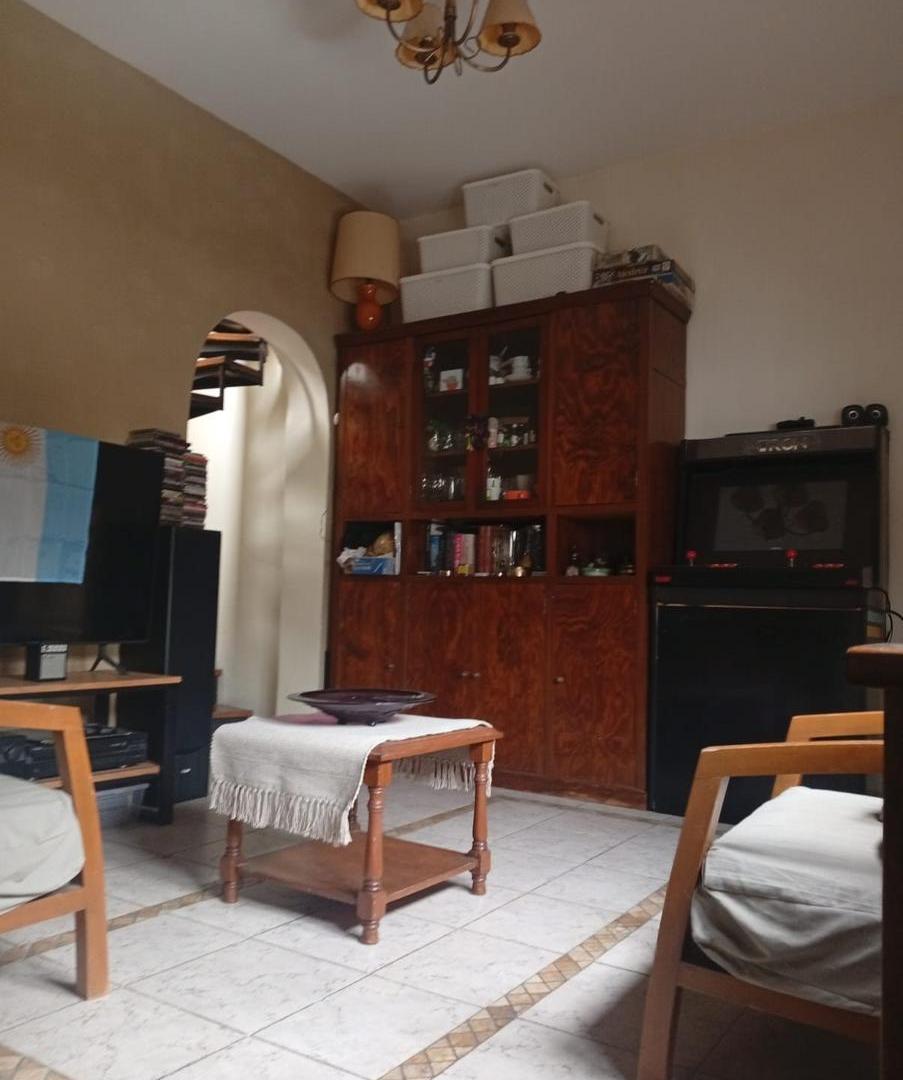 Foto de PH VENTA SIN EXPENSAS 5 AMBIENTES PRIMER PISO FLORES, imagen 1
