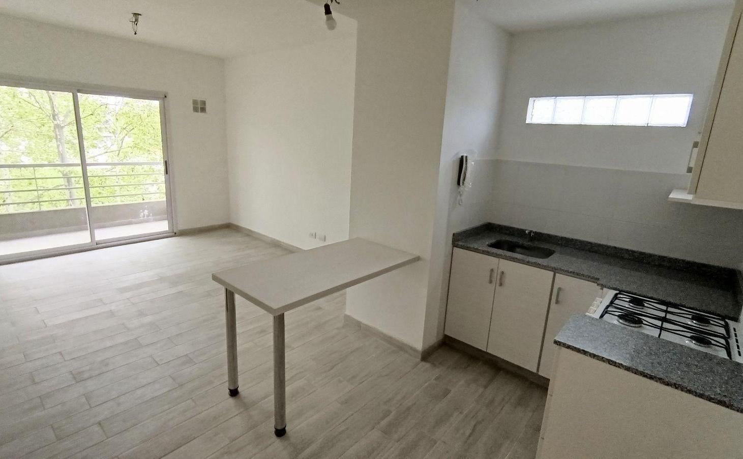 Foto de ALQUILER Villa Luro Departamento 2 ambientes frente balcon Leopardi 74, imagen 3