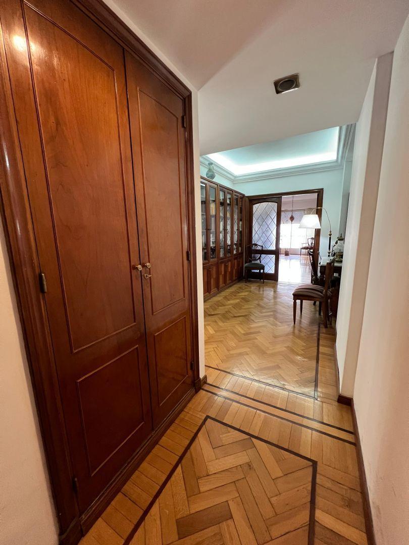 Foto de VENTA SEMIPISO ALMAGRO 4 AMBIENTES DEPENDENCIA COCHERA, imagen 1