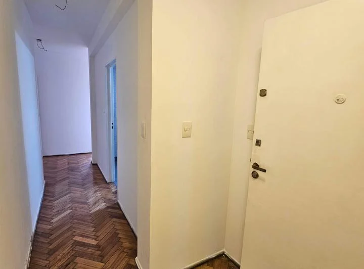 Departamento/oficina, 3 ambientes en alquiler en Corrientes y Uruguay. Piso alto 1