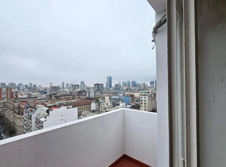 Departamento/oficina, 3 ambientes en alquiler en Corrientes y Uruguay. Piso alto 5