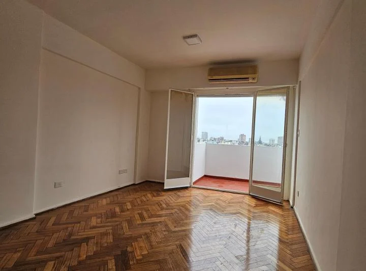 Departamento/oficina, 3 ambientes en alquiler en Corrientes y Uruguay. Piso alto 3