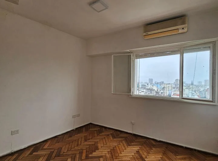 Departamento/oficina, 3 ambientes en alquiler en Corrientes y Uruguay. Piso alto 2