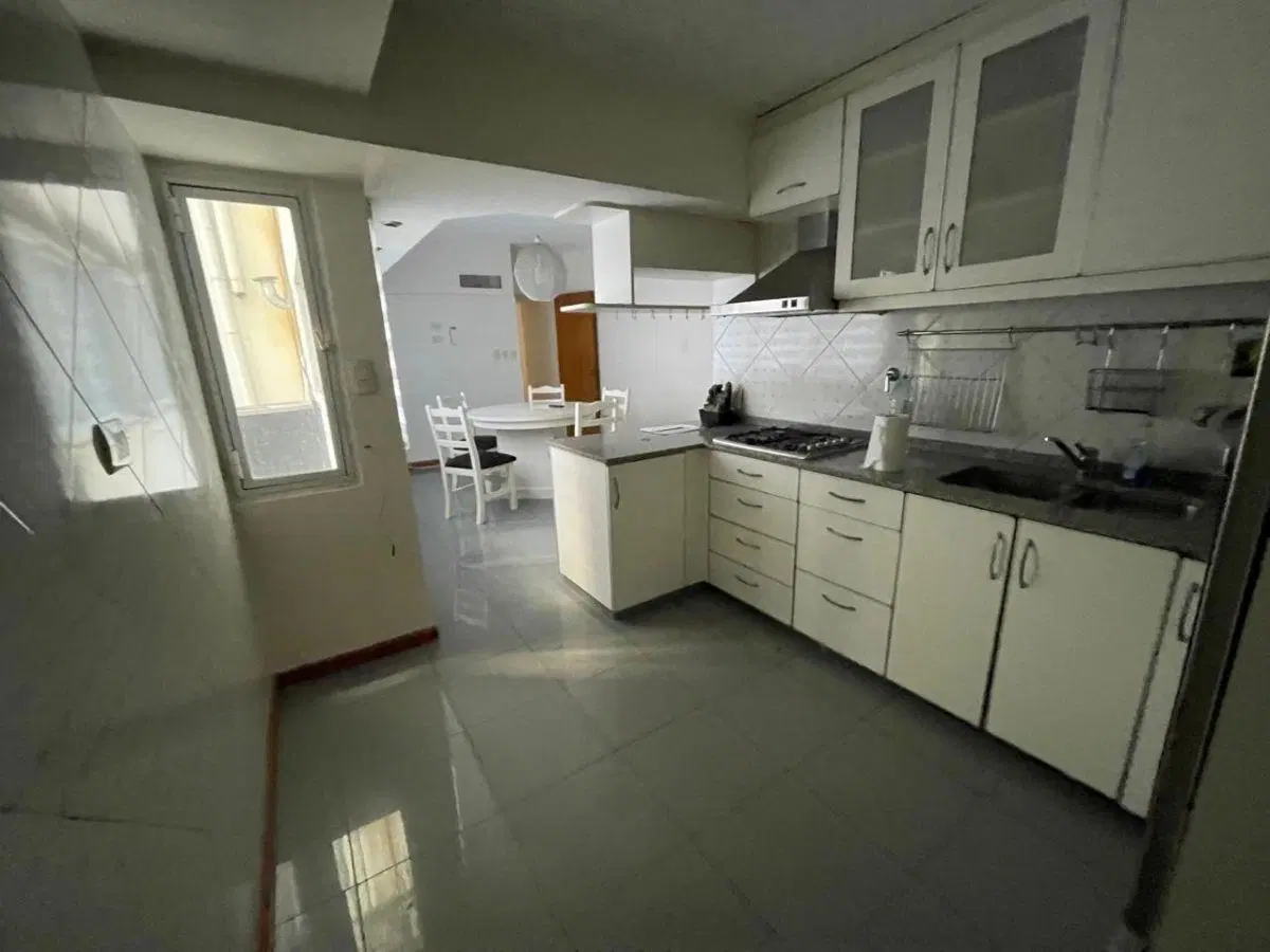 PISO DE CUATRO AMBIENTES CON DEPENDENCIA, LAVADERO Y COCHERA 8