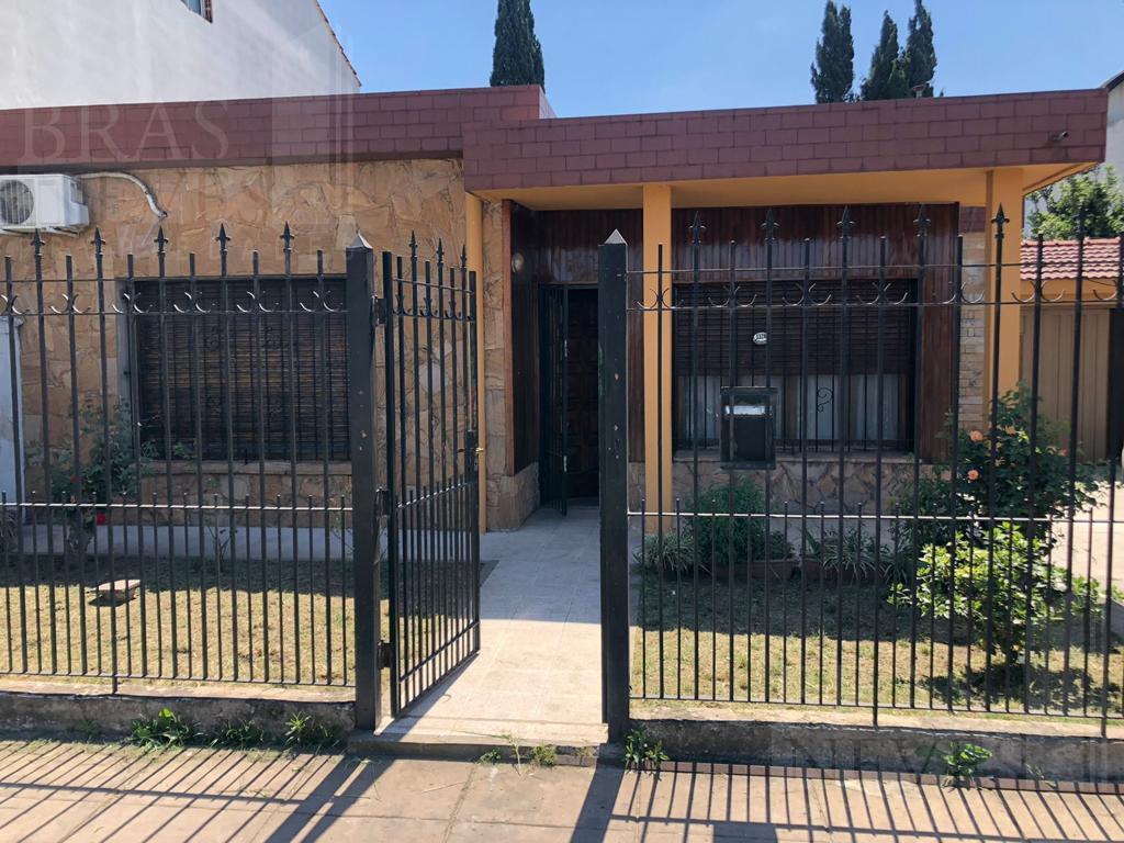 BAJÓ USD 35.000 !!!! 3 dormitorios/ cocheras/ Jardin *