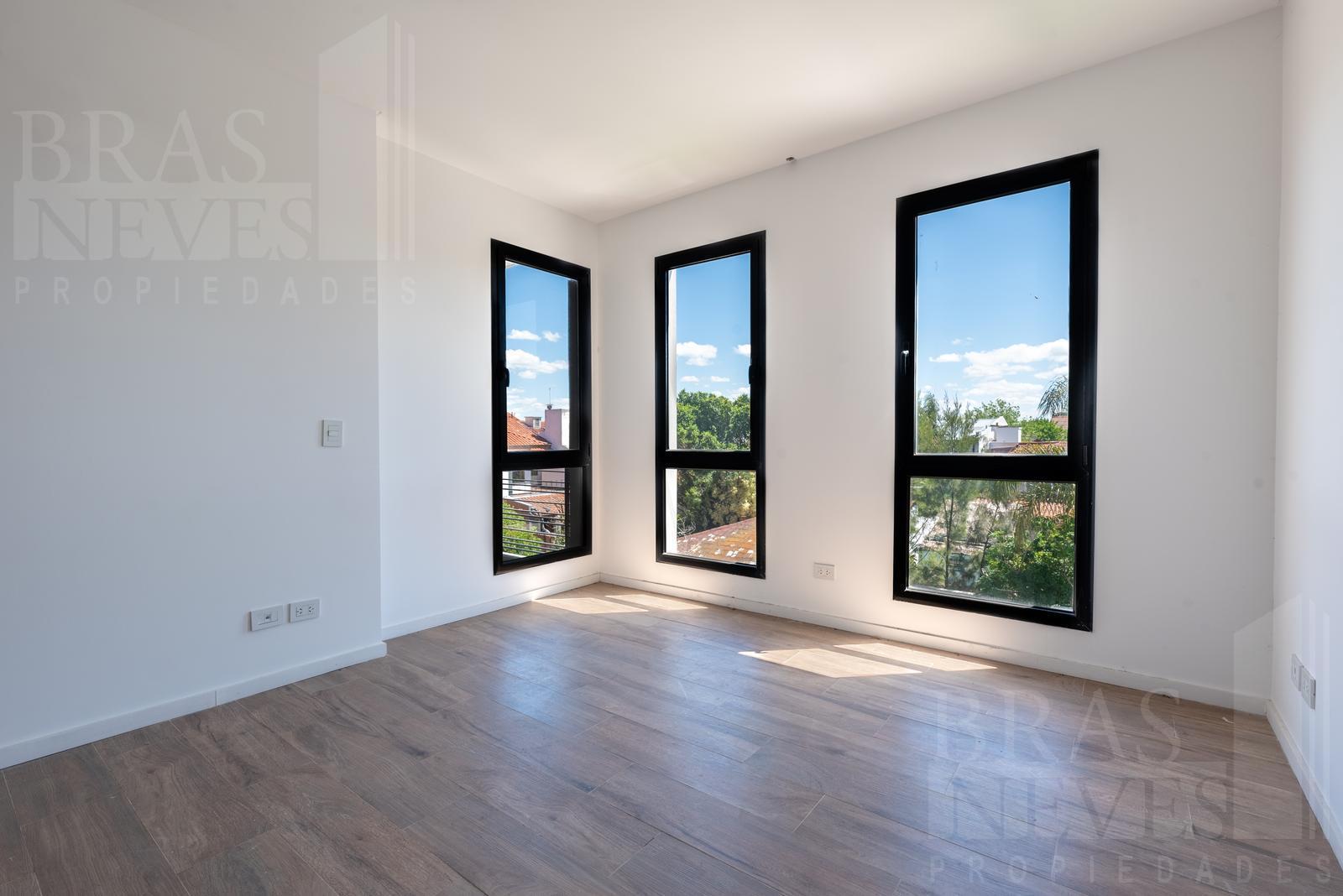 Foto de Departamento. "Olivos Golf". Contrafrente con vista a jardínes., imagen 4