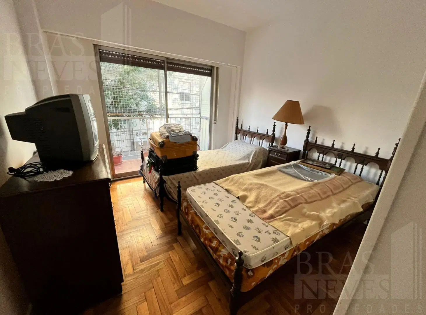 3 amb. al frente con balcón y patio interno en el centro de OLIVOS 4