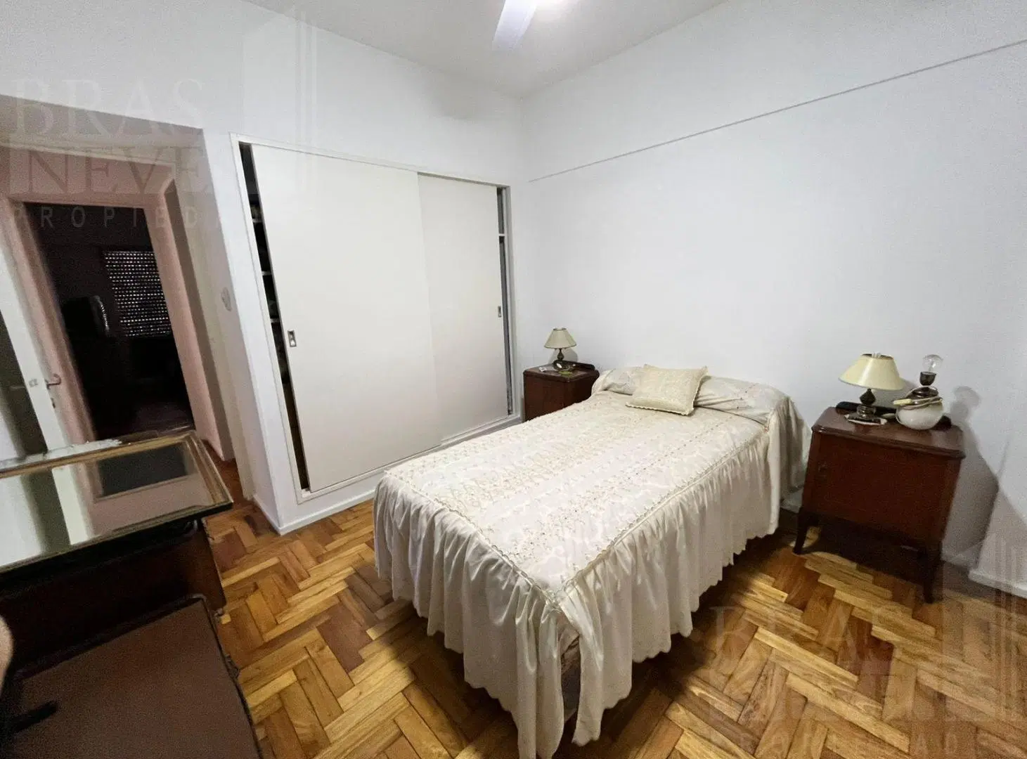3 amb. al frente con balcón y patio interno en el centro de OLIVOS 3