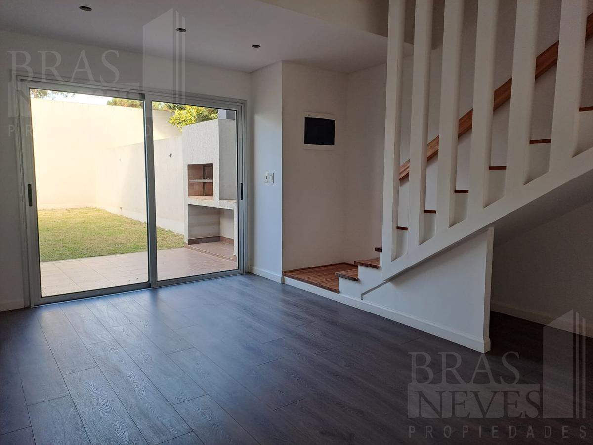 Foto de A ESTRENAR !! 4 amb. // SUITE// COCHERA //JARDIN * A 6 CUADRAS DE MAIPU, imagen 2