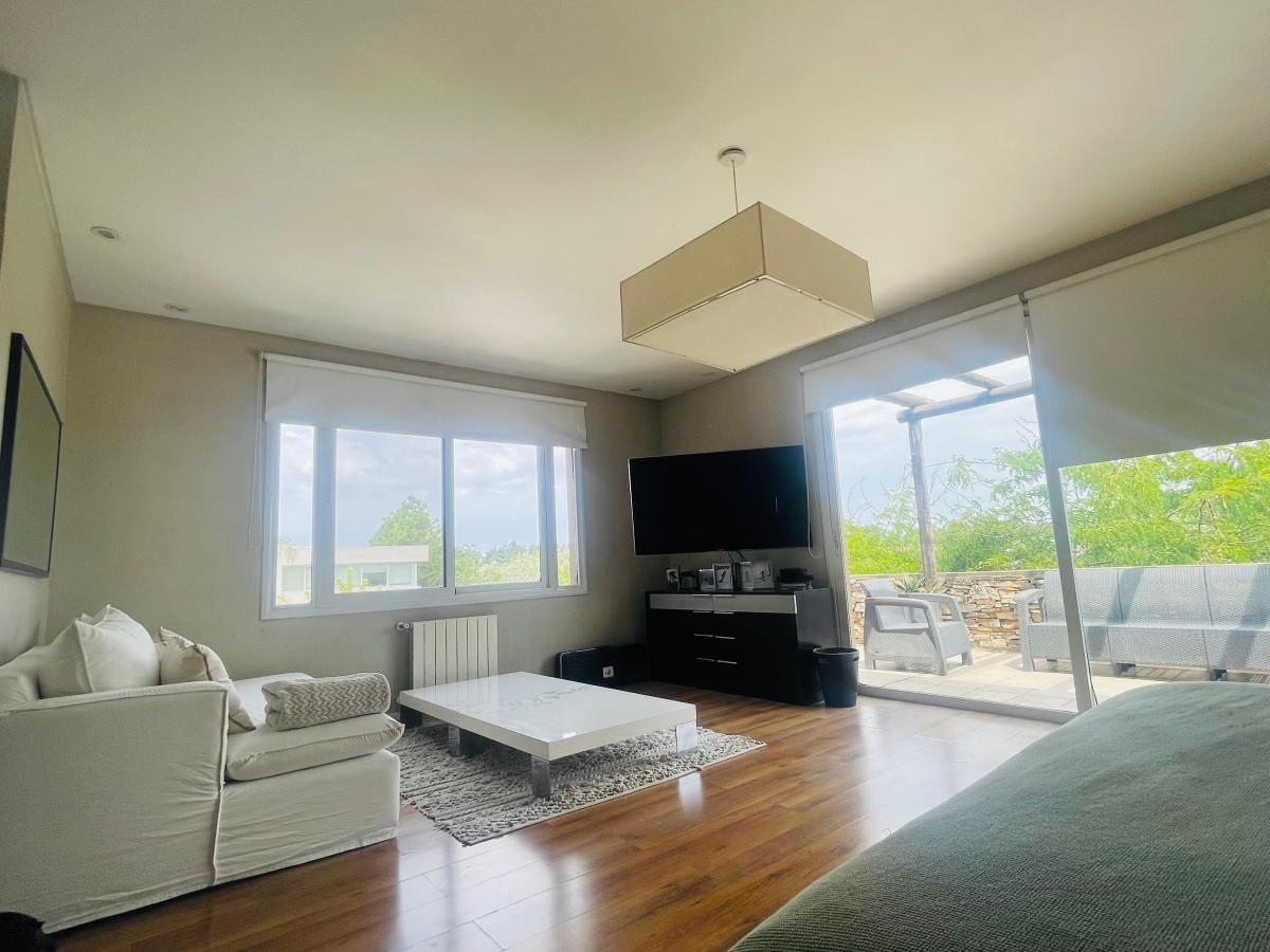 Moderna E Impecable Casa en Barrio Cerrado 2