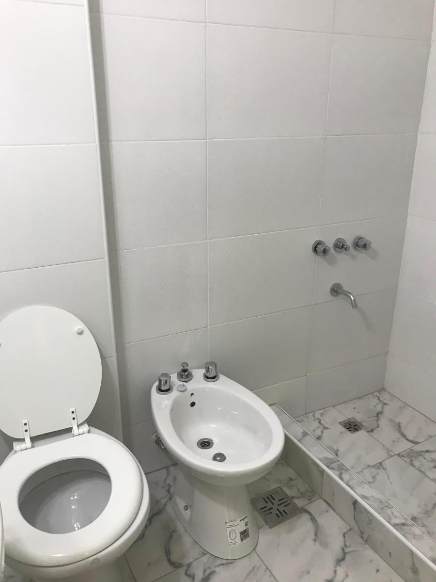 2 ambientes totalmente reciclados al frente con balcón
