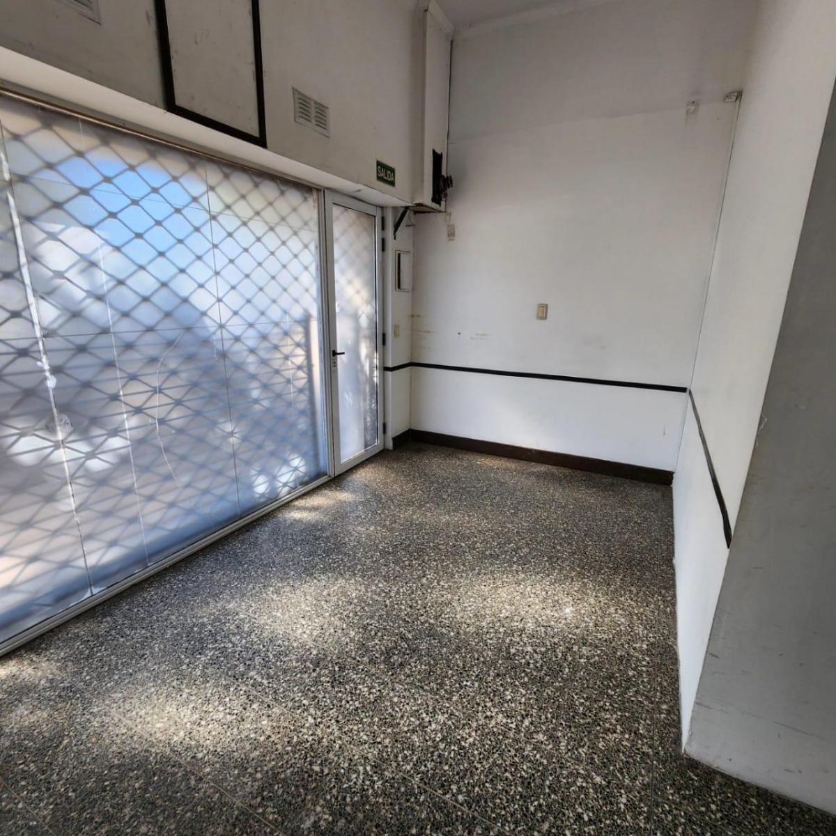 Foto de LOCAL EN VENTA AVENIDA MITRE 5300 VILLA DOMINICO, imagen 3