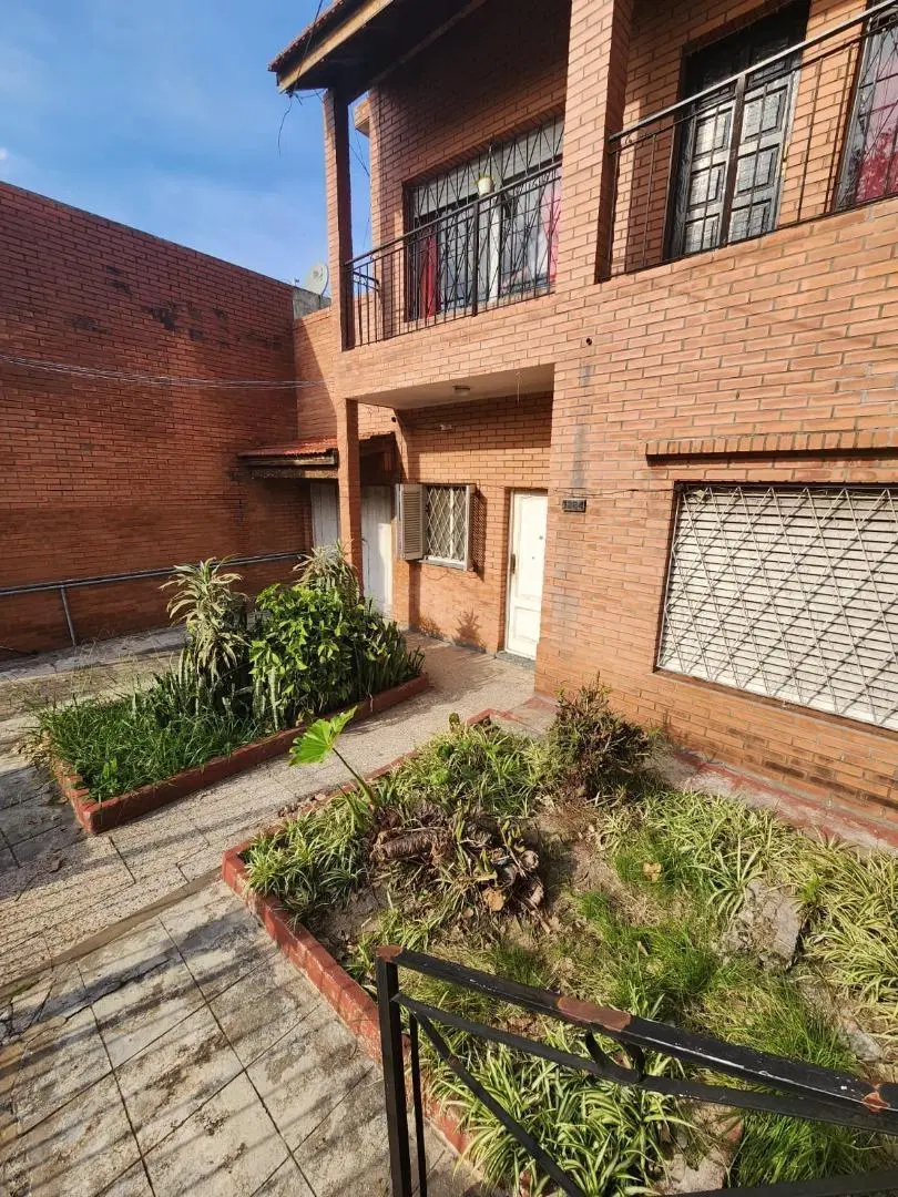DEPTO EN PLANTA ALTA LAVARELLOS AL 1200 SARANDI 5