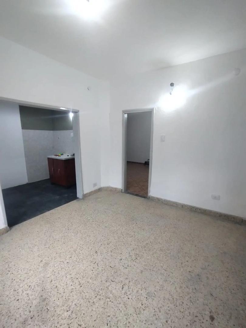 Foto de DEPTO T/CASA AL FONDO EN ALQUILER CAMPICHUELO 5300 WILDE, imagen 2