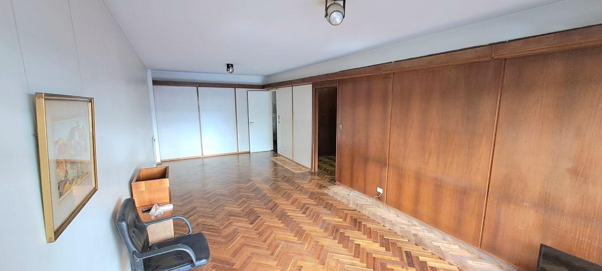 Foto de DEPARTAMENTO 4 AMBIENTES CON DEPENDENCIAS y COCHERA CONTRAFRENTE BALCON, imagen 2