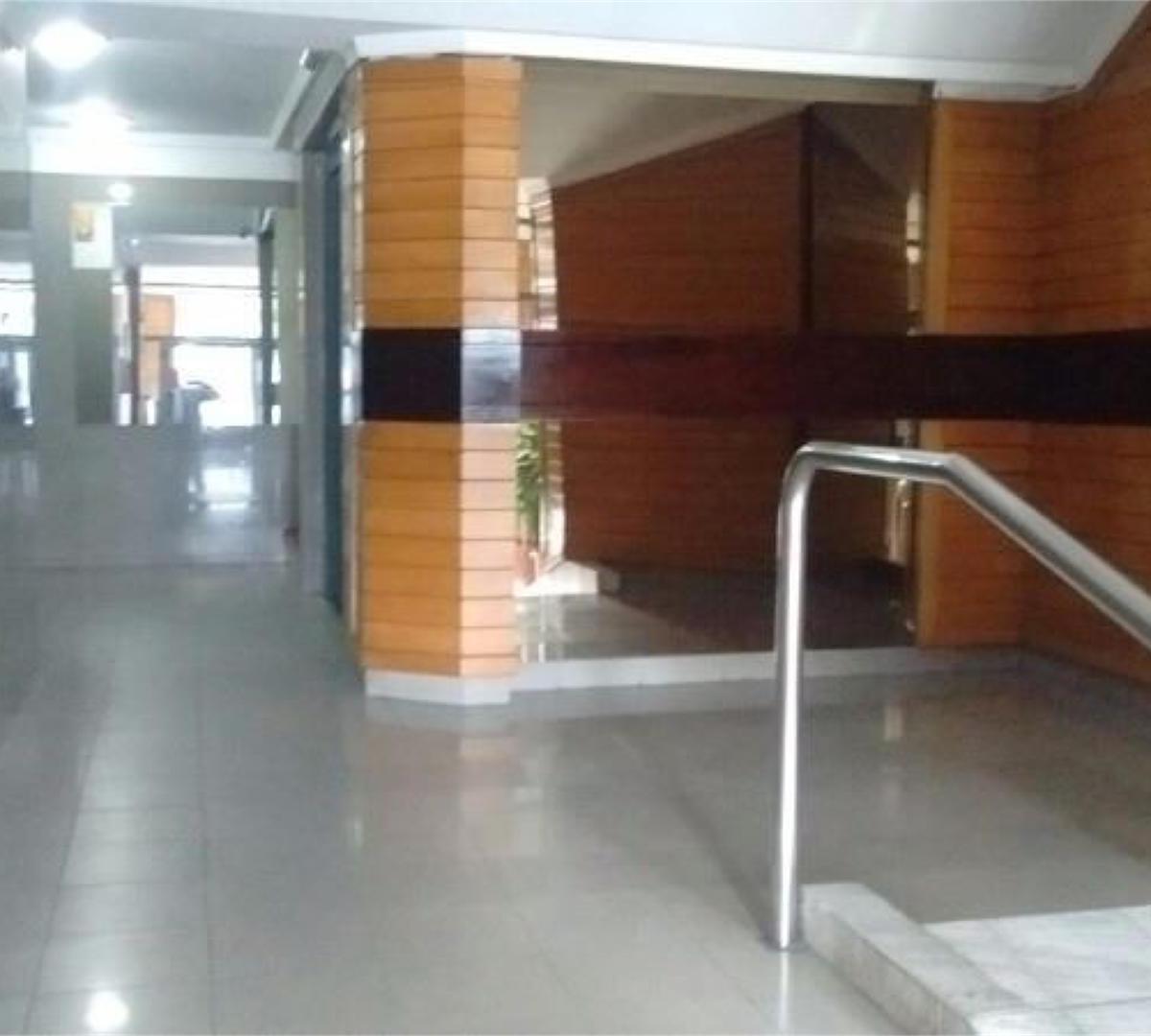 Local en P. B 35 m² y Oficinas en Primer Piso 220 m² Total 255 m 2