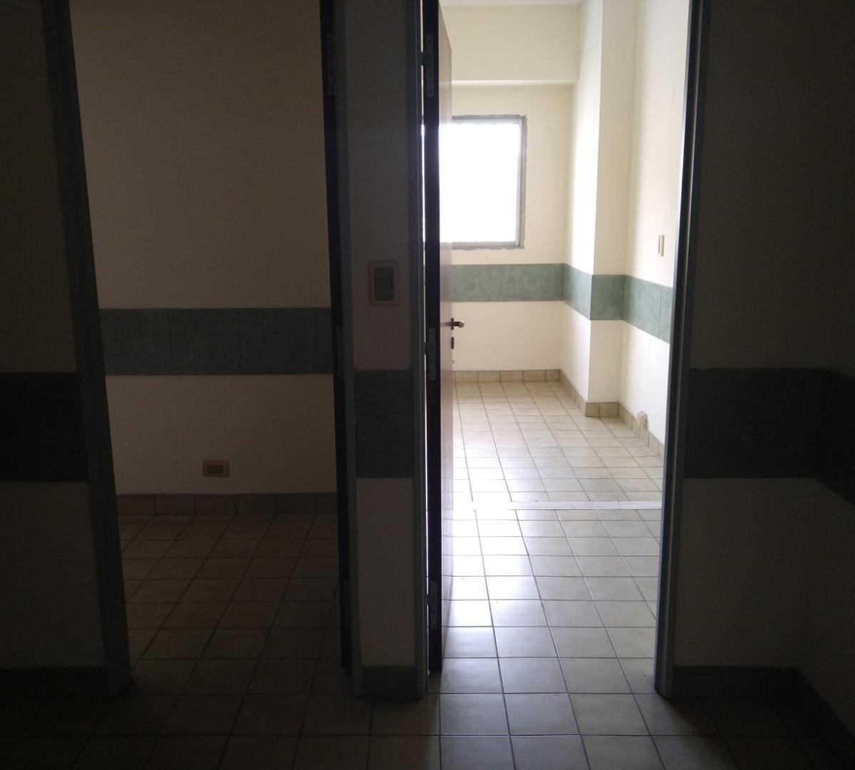 Local en P. B 35 m² y Oficinas en Primer Piso 220 m² Total 255 m 4