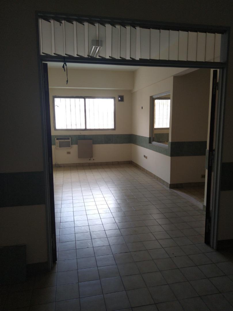 Local en P. B 35 m² y Oficinas en Primer Piso 220 m² Total 255 m 3