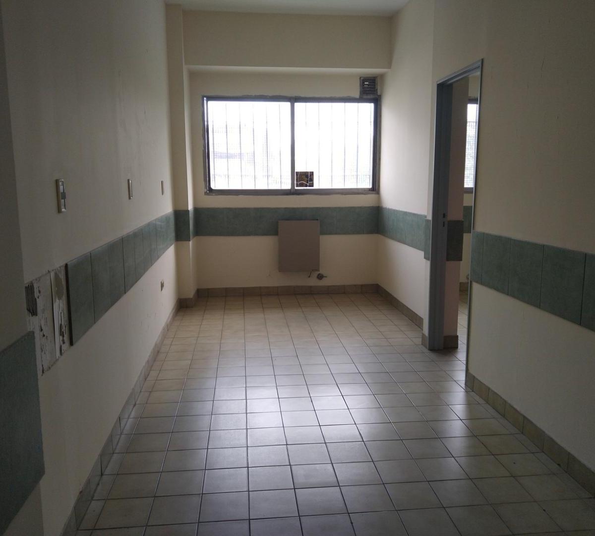Local en P. B 35 m² y Oficinas en Primer Piso 220 m² Total 255 m 5