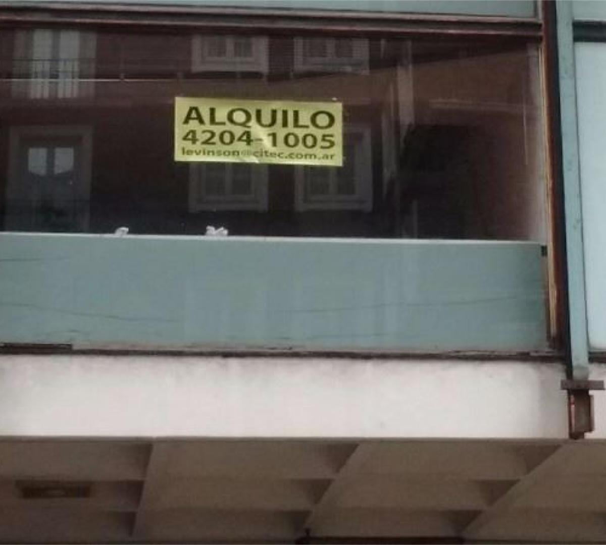 Foto de LOCAL EN GALERIA JARDIN CON VIDRIERA SOBRE CALLE TUCUMAN., imagen 2