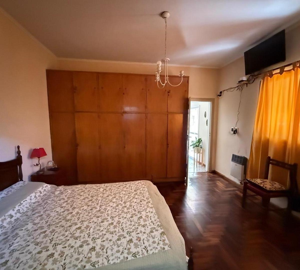 Amplia Casa 3 Dorm. con Garage y Fondo Libre 4
