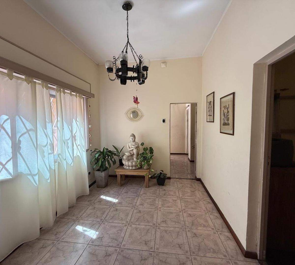 Amplia Casa 3 Dorm. con Garage y Fondo Libre 3
