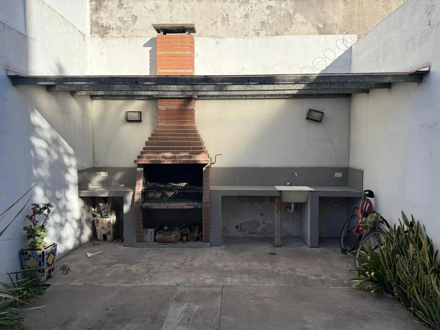 EXCELENTE DUPLEX DE 3 AMBIENTES CON COCHERA!!! 1