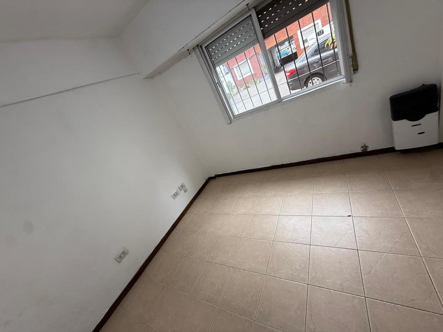Foto de DEPARTAMENTO DE 3 AMB C/COCHERA DESCUBIERTA SOBRE AV. MITRE, imagen 4