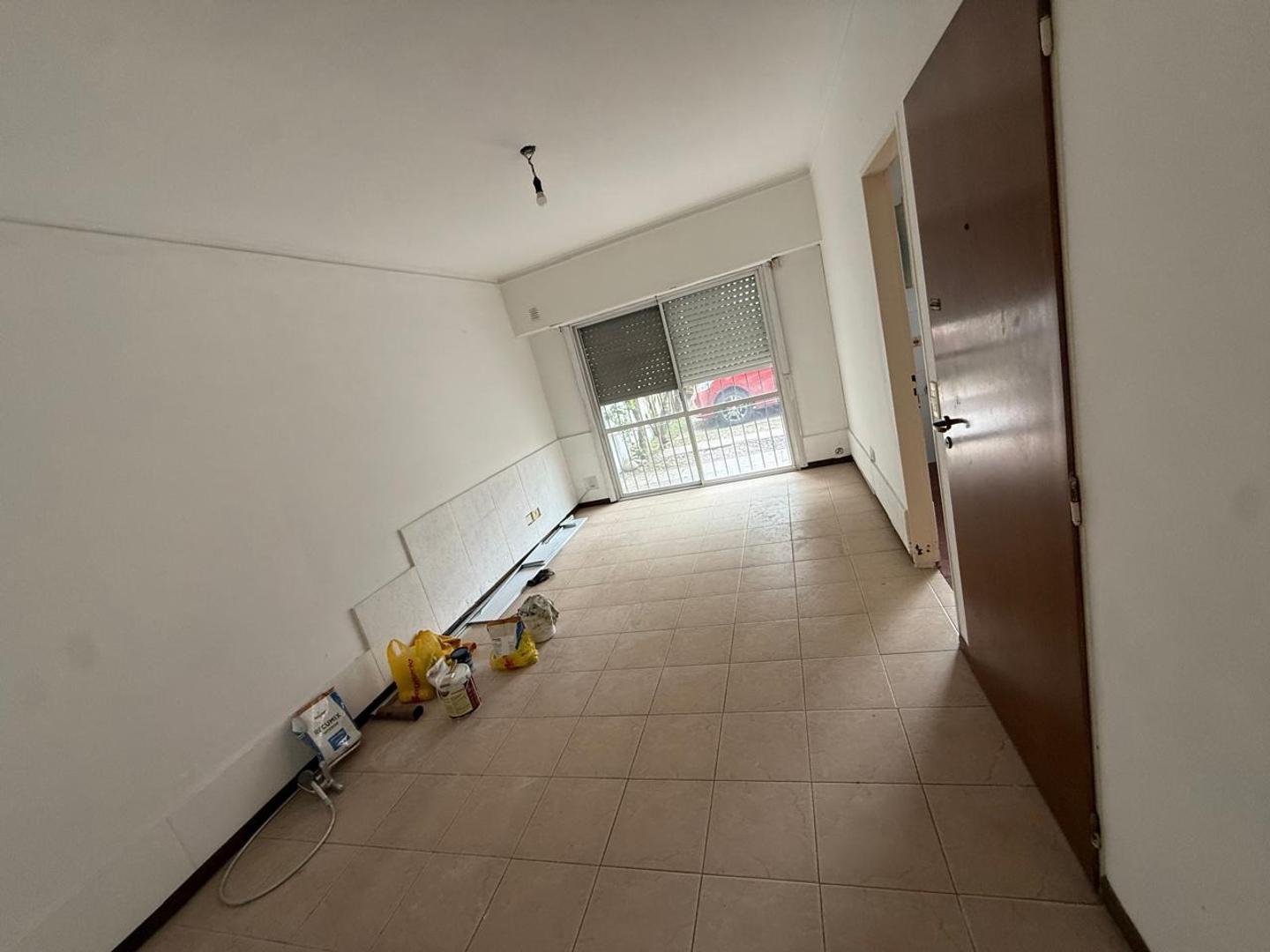 DEPARTAMENTO DE 3 AMB C/COCHERA DESCUBIERTA SOBRE AV. MITRE
