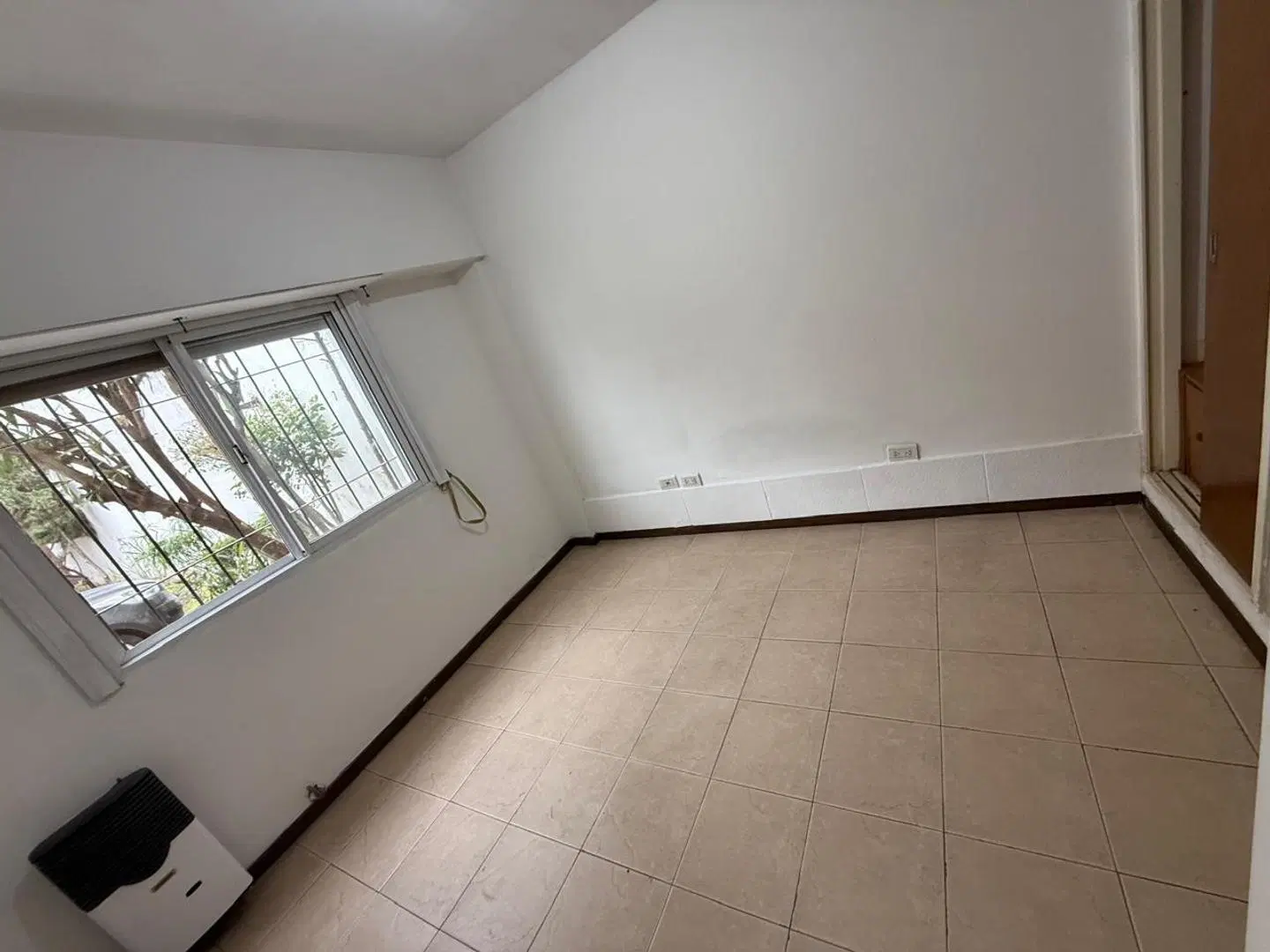 DEPARTAMENTO DE 3 AMB C/COCHERA DESCUBIERTA SOBRE AV. MITRE 8