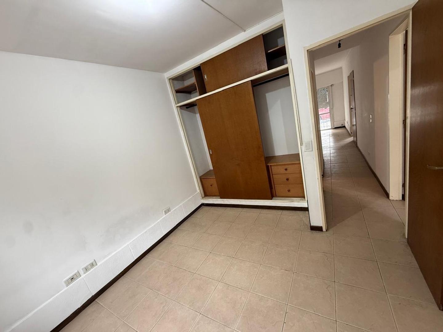 Foto de DEPARTAMENTO DE 3 AMB C/COCHERA DESCUBIERTA SOBRE AV. MITRE, imagen 3