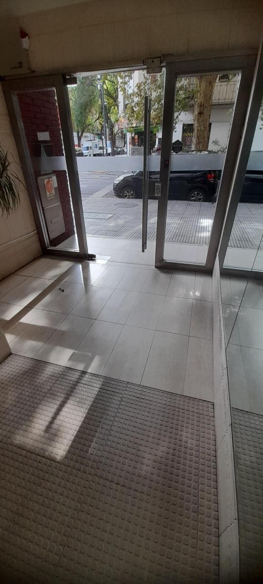 Foto de GRAN TERRAZA DE 80 M2 + 2 AMBIENTES TODO FRENTE + COCHERA FIJA + 3, imagen 2