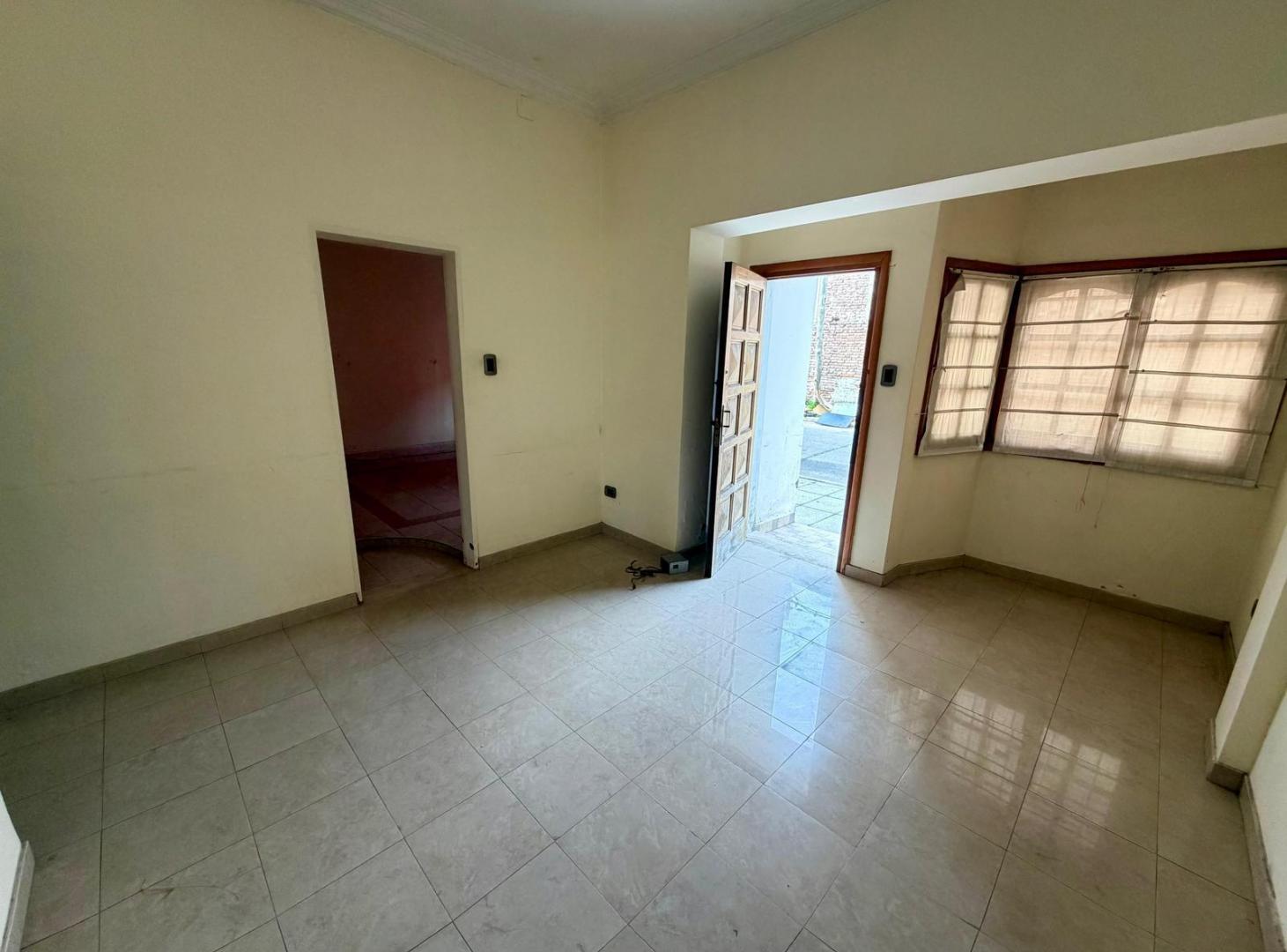 Foto de GRAN CASA DEPTO 3 AMB LOTE 10X30 2 COCHERAS QUINCHO\ U$s 78.000, imagen 3