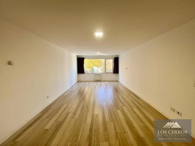 Departamento en venta - un dormitorio con cochera en el centro de Bariloche.