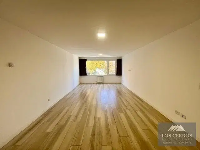 Departamento en venta - un dormitorio con cochera en el centro de Bariloche. 1